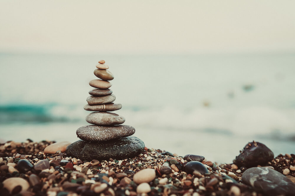 Eine Kieselpyramide am Strand