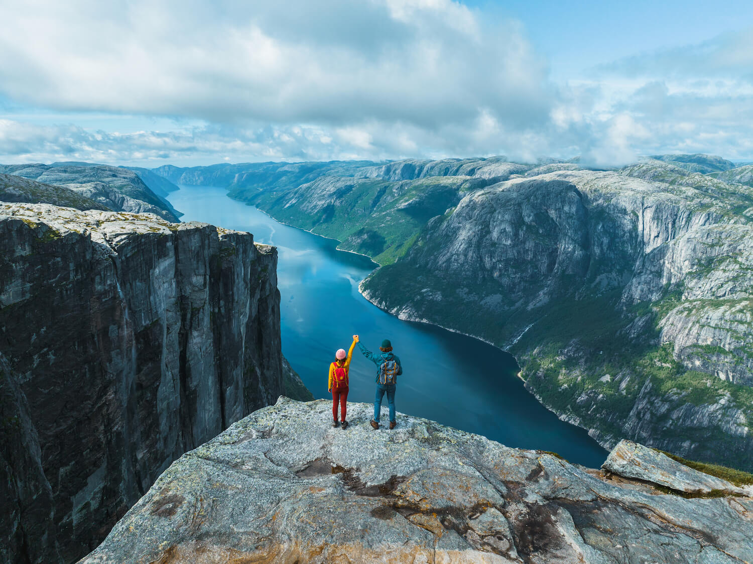 Zwei Bergsteigende genießen die tolle Landschaft
